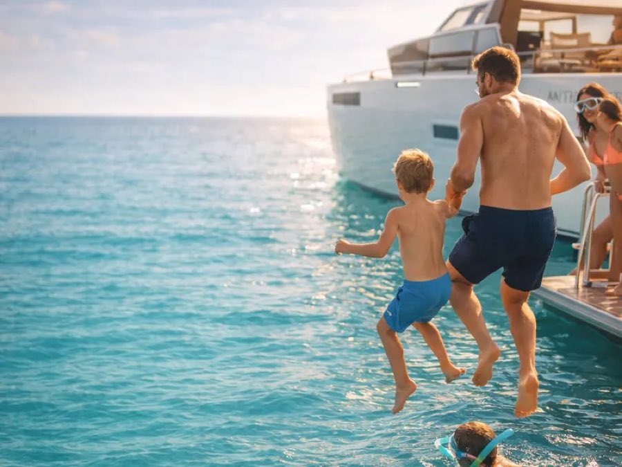 Padre e hijo saltando al agua desde la plataforma de baño
