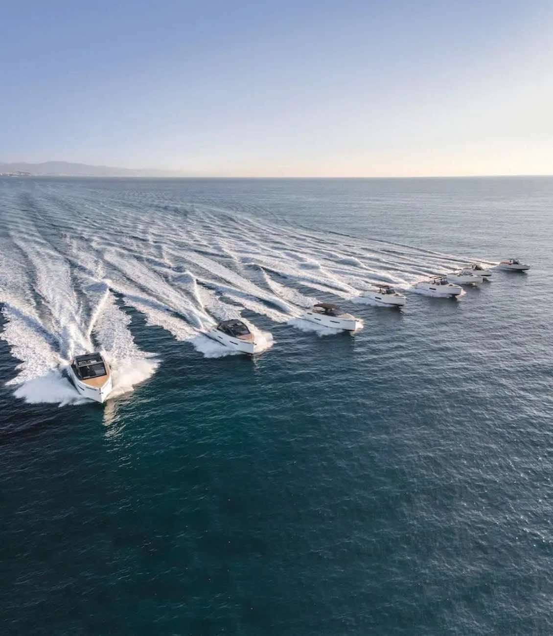 Yate De Antonio navegando frente a la costa de Ibiza