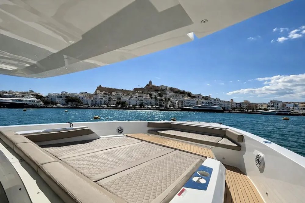 Regreso a Marina Ibiza con Dalt Vila al fondo