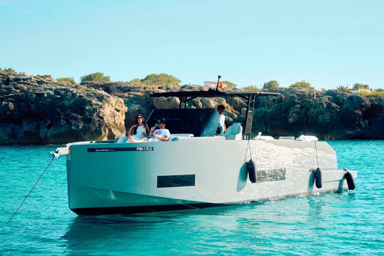 Grupo a bordo de un De Antonio en una cala de Ibiza